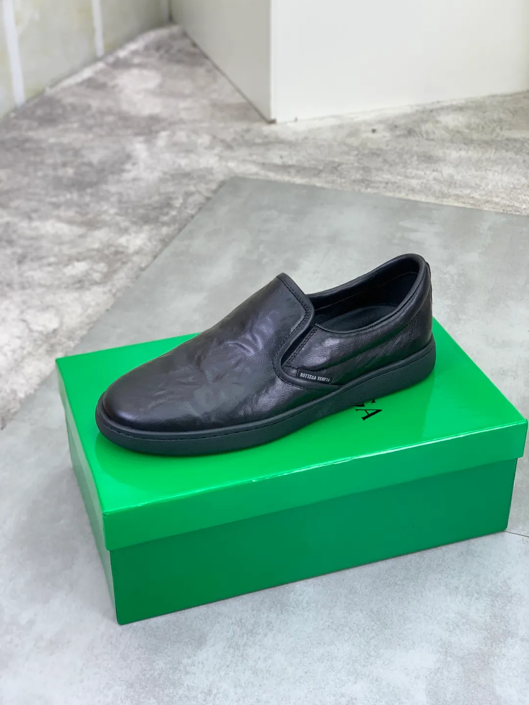 Men's shoes 💰P520 [New model] Water-dyed cow leather 💰High-quality business casual shoes 💎💎💎 BOTTEGA VENETA official website synchronizes the latest top version of BV in the market, accepts material comparison, shoe type comparison, process comparison, practical and textured, versatile and suitable for any occasion, the more you look at it, the more flavorful it becomes. Pure hand-woven craftsmanship - Upper material, hand-woven calfskin imported from Italy 🇮🇹 - High-quality water-dyed cowhide lining - Original private model customized outsole -Size: 39-45 Color: black or brown optional